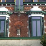 Budynek mieszkalny. Roubaix - Francja. Okna PVC system KBE 70 AD, kolor ciemno zielony