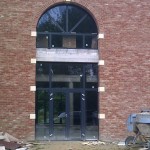 Meczet. Lille - Francja. Konstrukcja aluminiowa (drzwi wejściowe z naświetlami) system Blyweert Hercules, kolor antracyt.