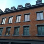 Budynek mieszkalny. Bruksela - Belgia. Okna PVC system Kommerling EuroFutur, kolor jasnoszary.